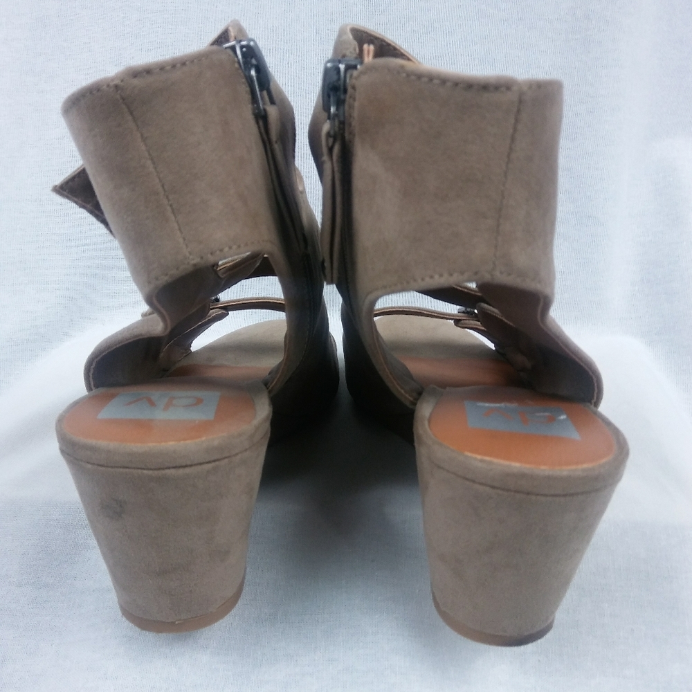 *SOLD* DV By Dolce Vita | Tan Wedges - Size 8 - Picture 7 of 8